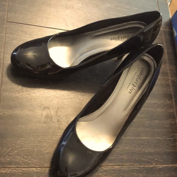 Black shiny pumps, high heels